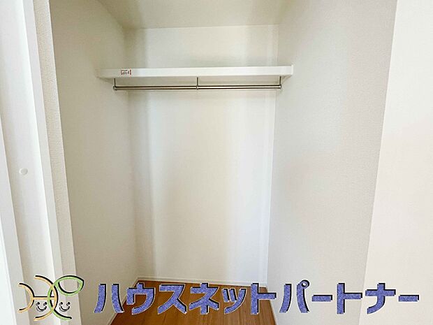 壁面クローゼットのメリットは、衣類が横一列に並ぶためひと目で洋服が選びやすいこと。衣類をたくさんお持ちの方も、限られたスペース内に無理なく収納することができます。