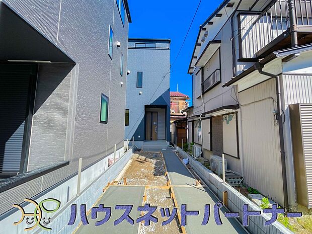 前面道路の日当たりの良い明るいお家。