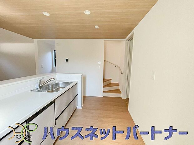 人工大理石のワークトップやシンクは、水を流しただけできれいになったように見えます。白いキッチンは明るく清潔感があり、とっても素敵です。