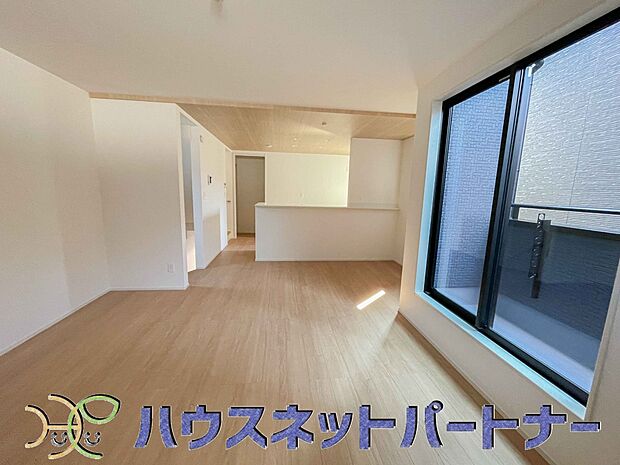 明るく開放的なダイニング。家族とのコミュニケーションが取りやすく、みんなの笑顔が溢れます。