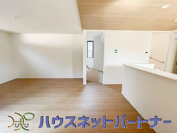 カウンターキッチンなら、リビングで遊ぶ子供の様子を見ながら料理ができるので安心です。料理を運んでもらったり、子供にお手伝いしてもらいやすいのもいいですね♪