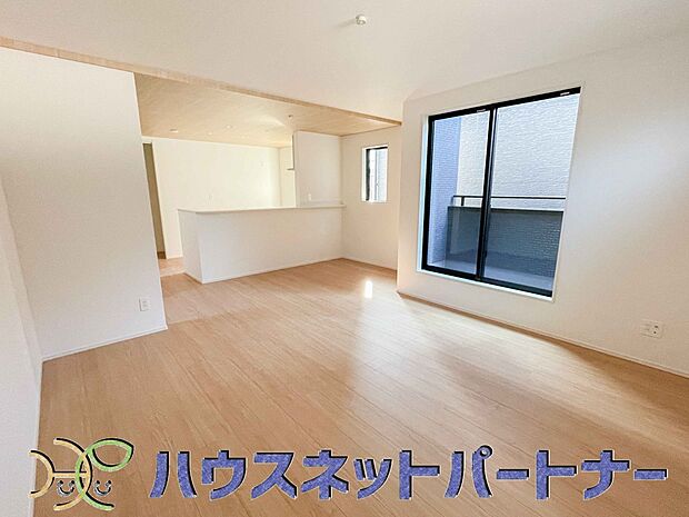 太陽の光が照らす明るいリビングは、開放感があり通風・採光に優れ、心地よい光と風が舞い込んできます。心休まるリビングは何よりも快適な時間を過ごせます。