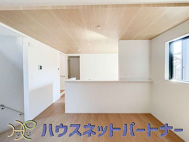 リビングにテーブルを置いて、寛げるソファーを置いても余裕の広さがあります。