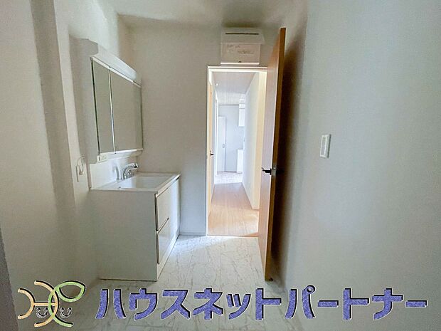 洗面室のある脱衣所は広々。脱いだお洋服をそのままお洗濯。