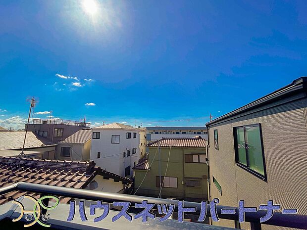 周辺は高い建物が無く、解放感が感じられます。