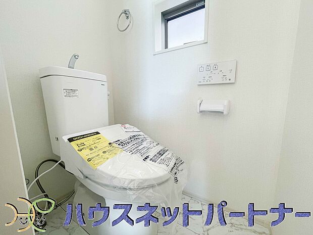 小窓を設置する事により明るく、通気性の良いトイレとなっております。中はゆとりのある大きさを確保しておりますので、ゆったりとお使い頂けます。