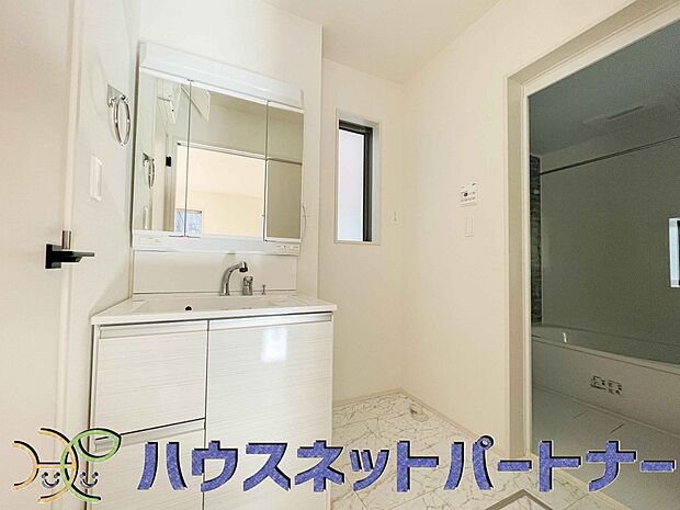 十分な大きさの洗面台は、身だしなみチェックや歯磨きなど、朝の慌ただしい時間でもホテルライクなスペースで余裕とゆとりを感じて頂けます。