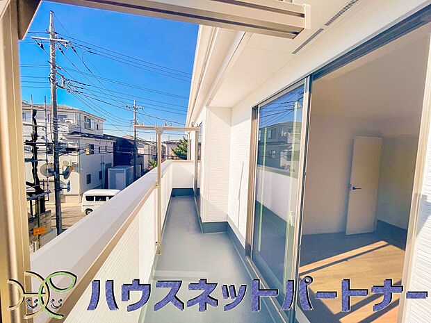 青い空が近くに感じるバルコニーは、爽やかな風をお部屋へ運んでくれます。