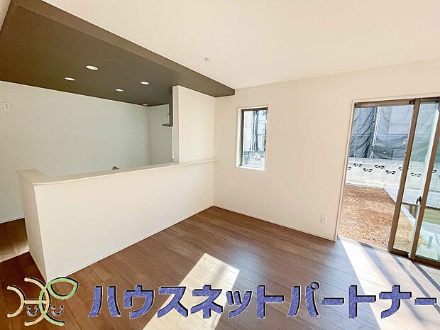 忙しい朝でも家族揃って食事をして頂ける、ゆとりある大きさのダイニングスペース。奥様の手料理をカウンター越しに受けとって頂き、テーブルで囲む素敵な時間を存分にお愉しみ下さい。