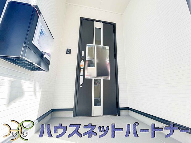 玄関の扉を開けると家族の待つお家。幸せを感じる瞬間です。