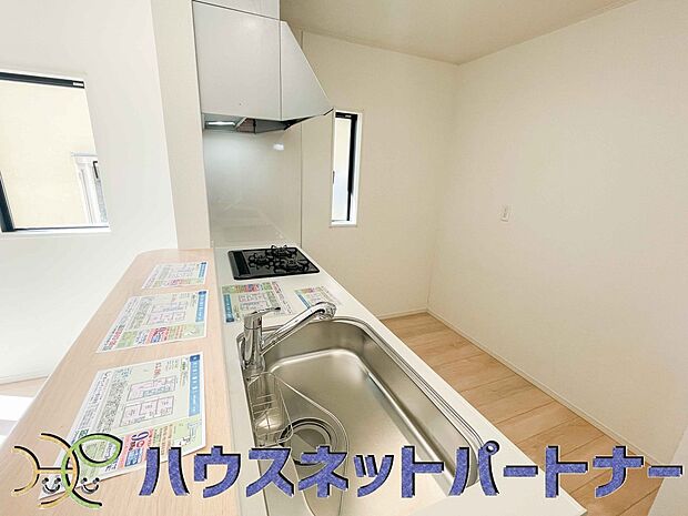 キッチン吊戸棚を無くす事によって、コミュニケーションを重視した設計に致しました。区画によって変わる一体感を、実際にご覧になって頂けましたらと思います。 