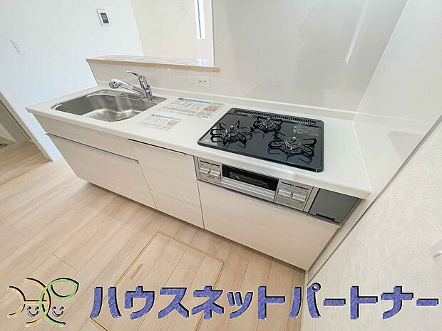三口コンロで料理の幅を拡げてくれる使いやすいシステムキッチンを採用。洗い場も大きいので野菜や食器を洗ったりする際にも捗り、奥様の強い味方となってくれるはずです。