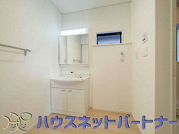大きく見やすい三面鏡で清潔感ある洗面台は、身だしなみチェックや肌のお手入れに最適です。何かと物が増える場所だからこそ、スッキリと見映えの良い空間に拵えました。