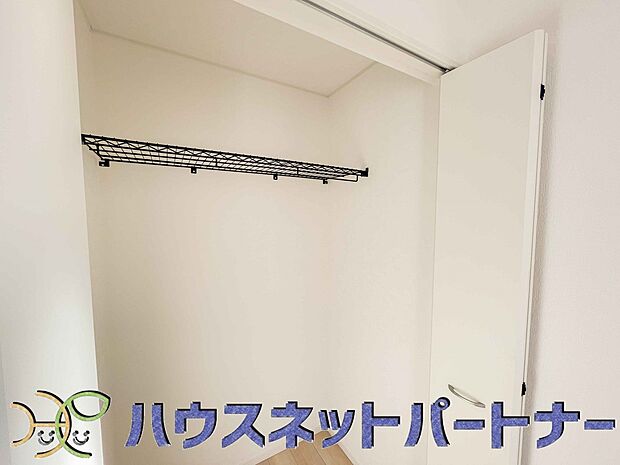 壁面クローゼットのメリットは、衣類が横一列に並ぶためひと目で洋服が選びやすいこと。衣類をたくさんお持ちの方も、限られたスペース内に無理なく収納することができます。