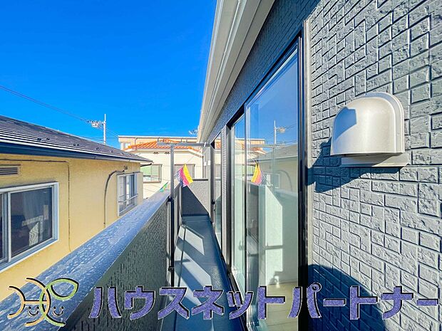 太陽の光が燦々と降り注ぐ広さのあるバルコニーで毎日のお洗濯も快適に。太陽は心を元気にしてくれますよね。