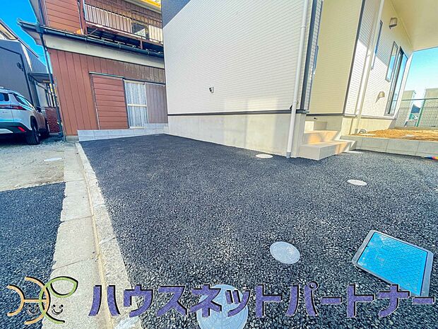 玄関横に駐車場なのでお買い物をした後は楽にお家へ。沢山お買物した時は助かりますね。