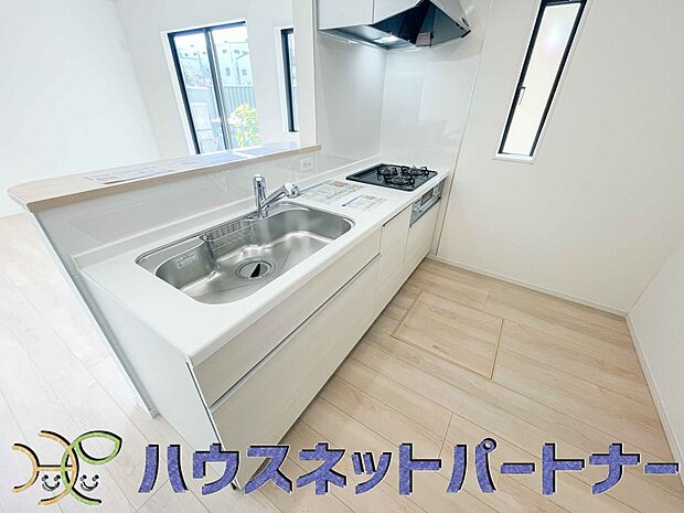 人工大理石のワークトップやシンクは、水を流しただけできれいになったように見えます。白いキッチンは明るく清潔感があり、とっても素敵です。