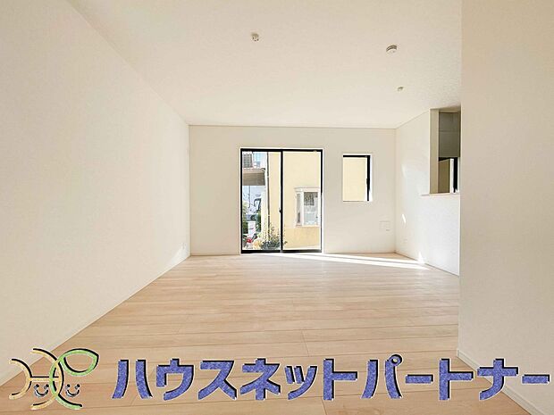 リビングは、食事スペースと寛げる場所設けてもまだ余裕の広さ。明るい光が照らしてくれます。