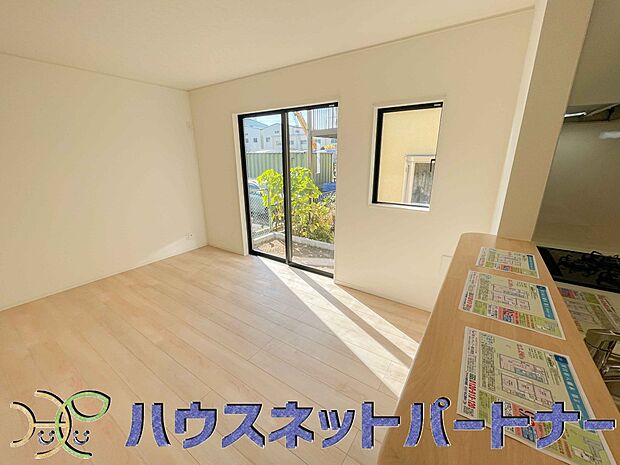 家族の様子を見ながらキッチンでお料理。一日の出来事を会話しながらの家事は嬉しいコミュニケーション。