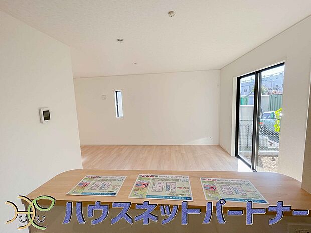 キッチン吊戸棚を無くす事によって、コミュニケーションを重視した設計に致しました。区画によって変わる一体感を、実際にご覧になって頂けましたらと思います。