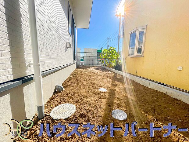 自宅に土いじりが出来るスペースって本当にいいですよね。季節のお花を植えてみては如何ですか。