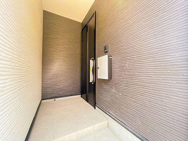 玄関の扉を開けるとそこは家族の待つお家。笑い声が聞こえてきそう。