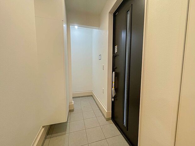 ベビーカーやゴルフバックなどミニトランクとして使える玄関収納。玄関に物があふれることを防ぎ、広々としたスペースを保てます。掃除用具なども入れられますね