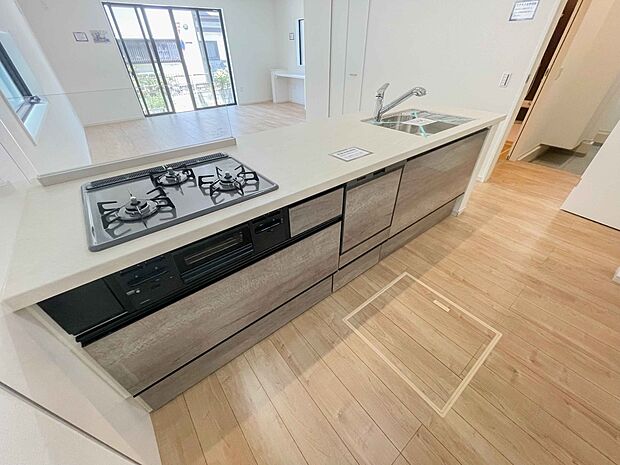 三口コンロで料理の幅を拡げてくれる使いやすいシステムキッチンを採用。洗い場も大きいので野菜や食器を洗ったりする際にも捗り、奥様の強い味方となってくれるはずです。