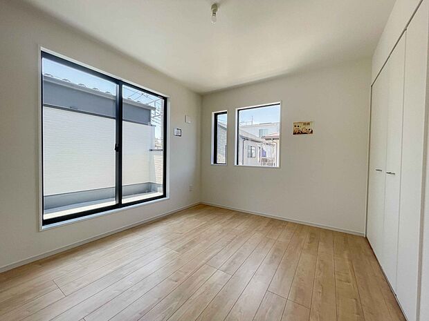 ベッドを置いて主寝室をイメージ。それでも広々してますね。