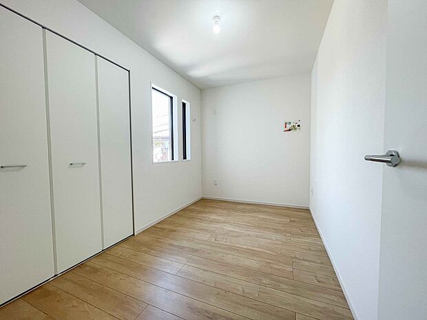 独立性を高めたお部屋。たっぷりの収納も配備しており、片付いた空間を現実出来そう。陽光も降り注ぐ明るく開放的な空間が魅力的。