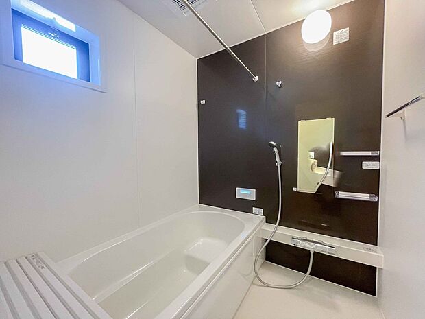 高級感溢れるカラーと大きさ・柔らかな曲線で構成された半身浴も楽しめるバスタブが心地よさをもたらします。窓もあるので換気もしっかりできますね。