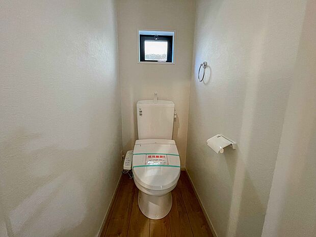 小窓を設置する事により明るく、通気性の良いトイレとなっております。中はゆとりのある大きさを確保しておりますので、ゆったりとお使い頂けます。