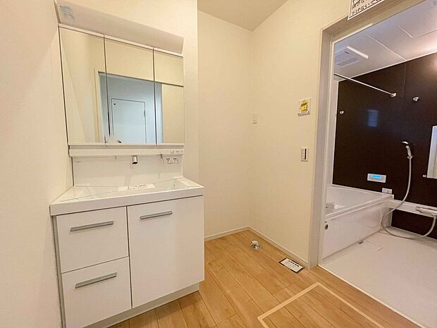 洗面室のある脱衣所は広々。脱いだお洋服をそのままお洗濯。