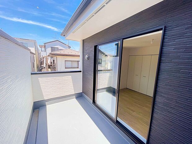 朝の澄んだ空気や、夕方に吹く清々しい風を五感で感じられるバルコニー。住まいの中で唯一屋外にあって、本当の自然を感じられるスペースです。