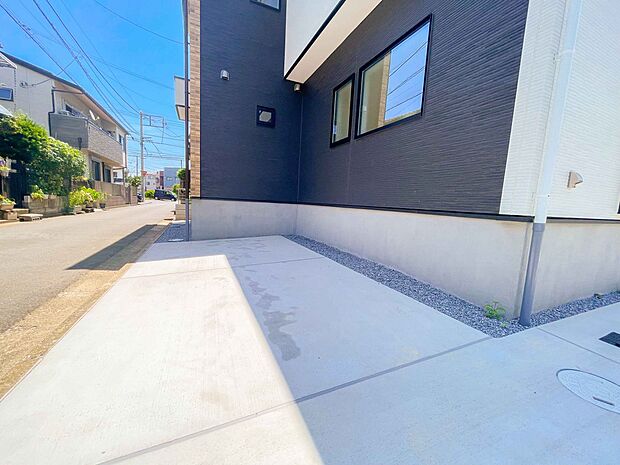 駐車場がある戸建を持つ最大のメリットは、駐車場代金を支払い続ける必要がないことです。賃貸住宅に住んでいる方が、戸建の購入を考えるきっかけに挙げることが多いようです。