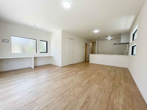 リビングは、食事スペースと寛げる場所設けてもまだ余裕の広さ。明るい光が照らしてくれます。