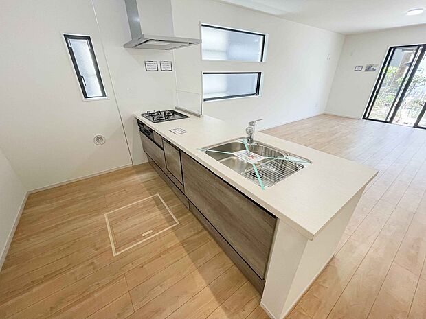 人工大理石のワークトップやシンクは、水を流しただけできれいになったように見えます。白いキッチンは明るく清潔感があり、とっても素敵です。