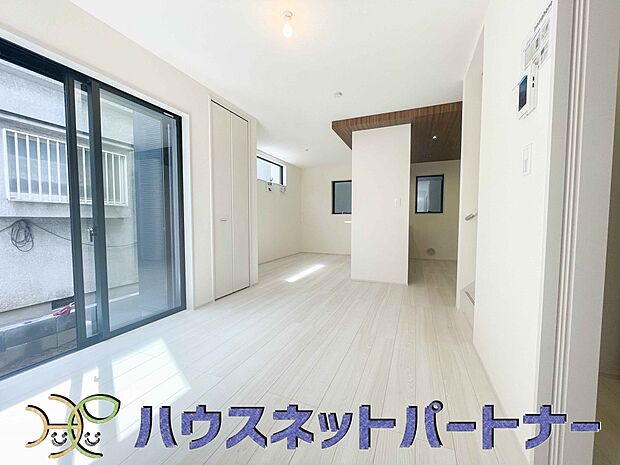 整然とした空間演出、快適な理想の暮らしの実現は家のみの拘りではなく、そこで暮らす方々にとって素敵な環境であることも挙げられると思います。四季折々の変化が奏でる鼓動を楽しんで下さい。