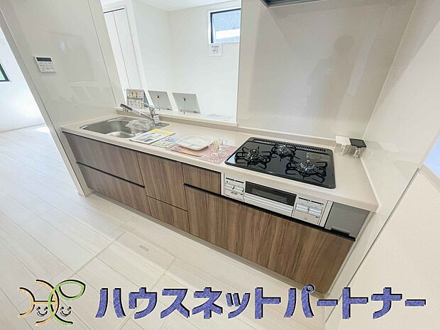 三口コンロで料理の幅を拡げてくれる使いやすいシステムキッチンを採用。洗い場も大きいので野菜や食器を洗ったりする際にも捗り、奥様の強い味方となってくれるはずです。