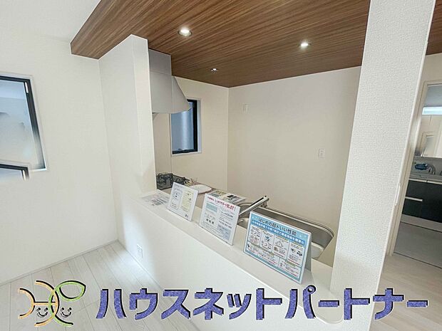 キッチン吊戸棚を無くす事によって、コミュニケーションを重視した設計に致しました。区画によって変わる一体感を、実際にご覧になって頂けましたらと思います。 