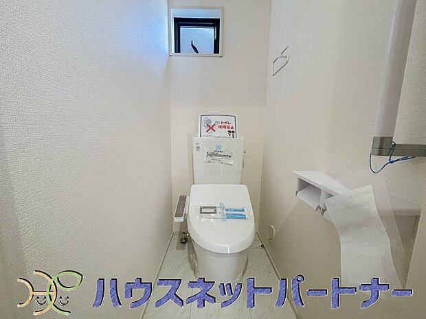 小窓を設置する事により明るく、通気性の良いトイレとなっております。中はゆとりのある大きさを確保しておりますので、ゆったりとお使い頂けます。 