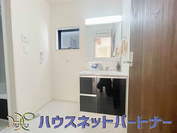 明るい清潔感のある洗面所は、鏡も大きくシンクが広々。朝の支度も楽にこなせます。