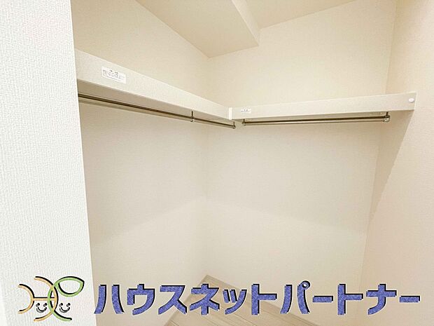 WICのメリットの1つ目は、1箇所にまとめて収納が出来ること。2つ目は、衣替えが必要ないこと。3つ目は、扉が少なくなり室内がスッキリ見えること。