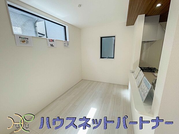 忙しい朝でも家族揃って食事をして頂ける、ゆとりある大きさのダイニングスペース。奥様の手料理をカウンター越しに受けとって頂き、テーブルで囲む素敵な時間を存分にお愉しみ下さい。