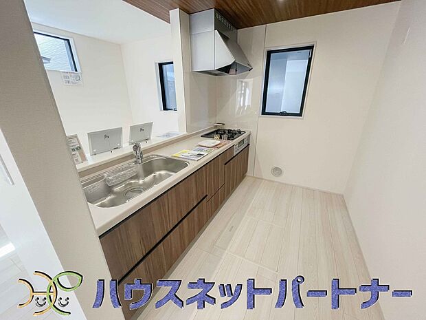 明るく開放的なオープンキッチン。家族とのコミュニケーションが取りやすく、みんなの笑顔が溢れます。