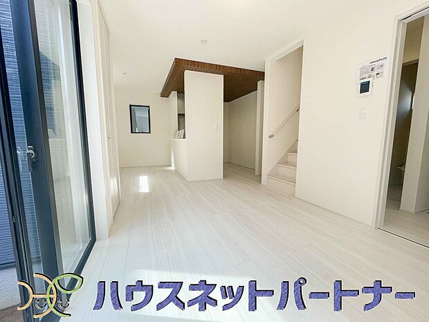 リビングは、食事スペースと寛げる場所設けてもまだ余裕の広さ。明るい光が照らしてくれます。