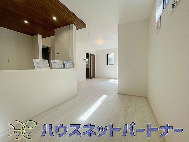 通風・採光に優れ、心地よい光と風が溢れています。 贅沢で豊かな居住性と、プライドを満たすクオリティが見事に調和した住空間。新築ならではの快適なひとときをご体感頂ける筈です。