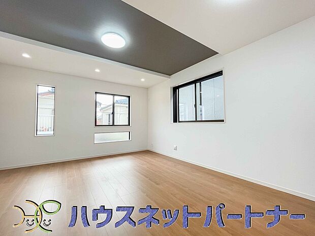 太陽の光が照らす明るいリビングは、開放感があり通風・採光に優れ、心地よい光と風が舞い込んできます。心休まるリビングは何よりも快適な時間を過ごせます。