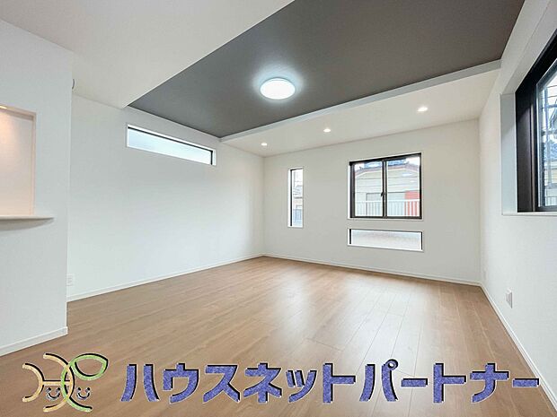 天井の中央部分を周囲より一段高くとったデザインを折上天井といいます。部屋に立体的な奥行きを生み出し、スタイリッシュな空間を演出します。天井を広く見せる視覚的効果も。