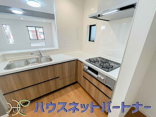 木目調のキッチンは落ち着いた雰囲気で収納もたくさん。嬉しい食洗器付です。汚れも目立ちません。